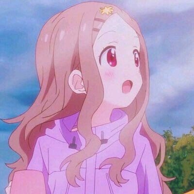 女生在江边搭石头塔垒到三十三层